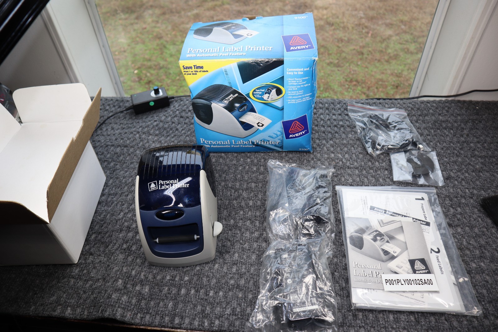 Avery 9100 Personal Label Printer With Accessories in Damaged Box