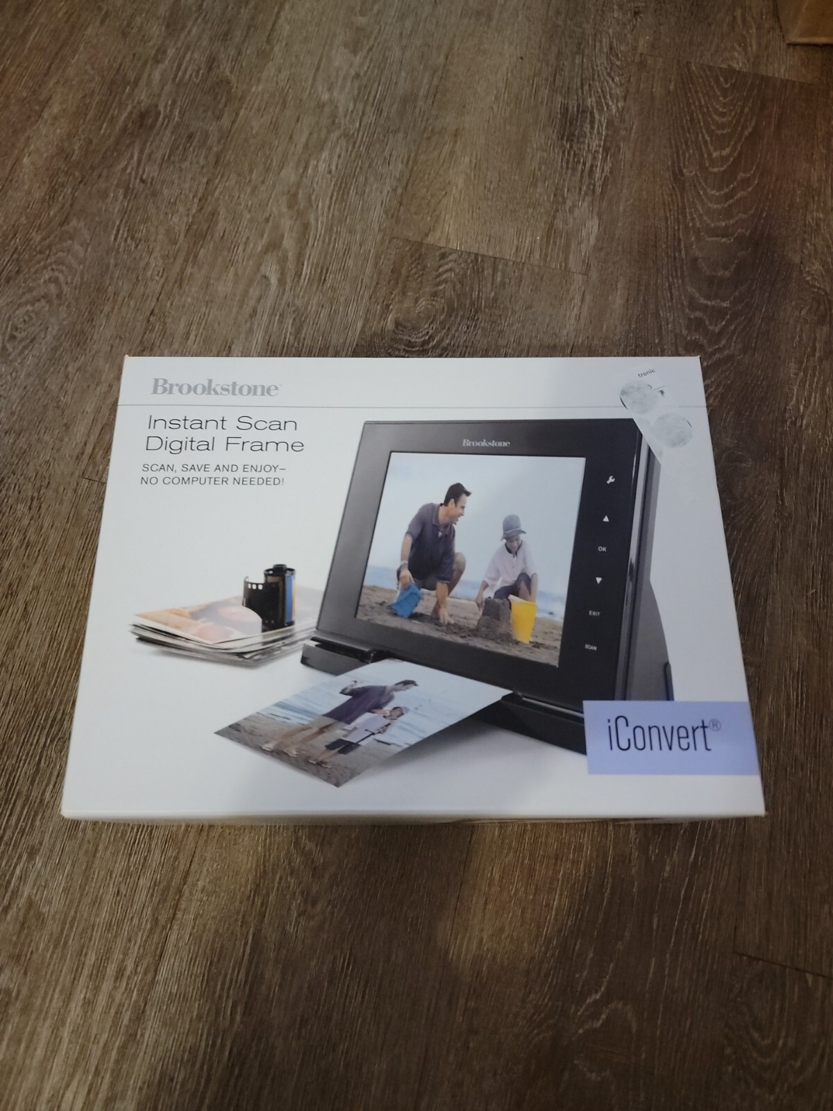 Brookstone iConvert Instant Scan Digital Frame- 8″ Frame 600 x 800